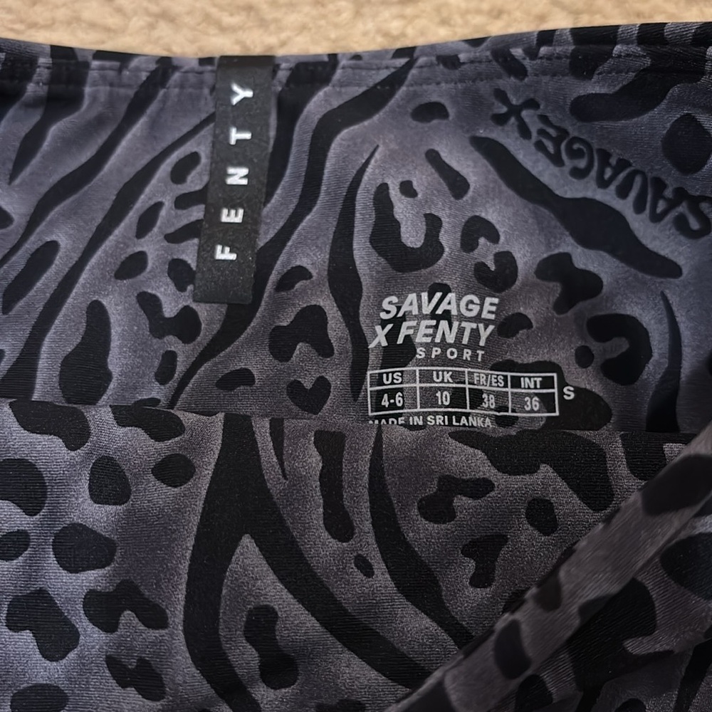 ‼️NWT‼️Savage X Fenty LOCKED & LIFTED HIGH-WAIST LEGGING - Picture 4 of 4